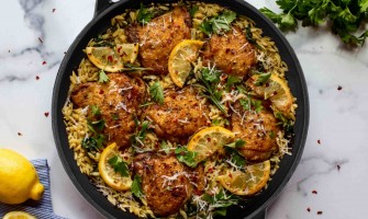 Chicken legs in a pan with Rizzoni pasta, lemon and spinach